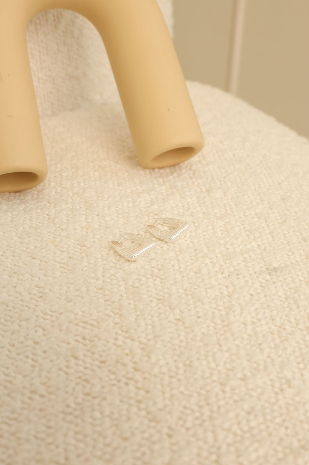 Brinco Traço Fino em Semi Joia Banhado á PRATA