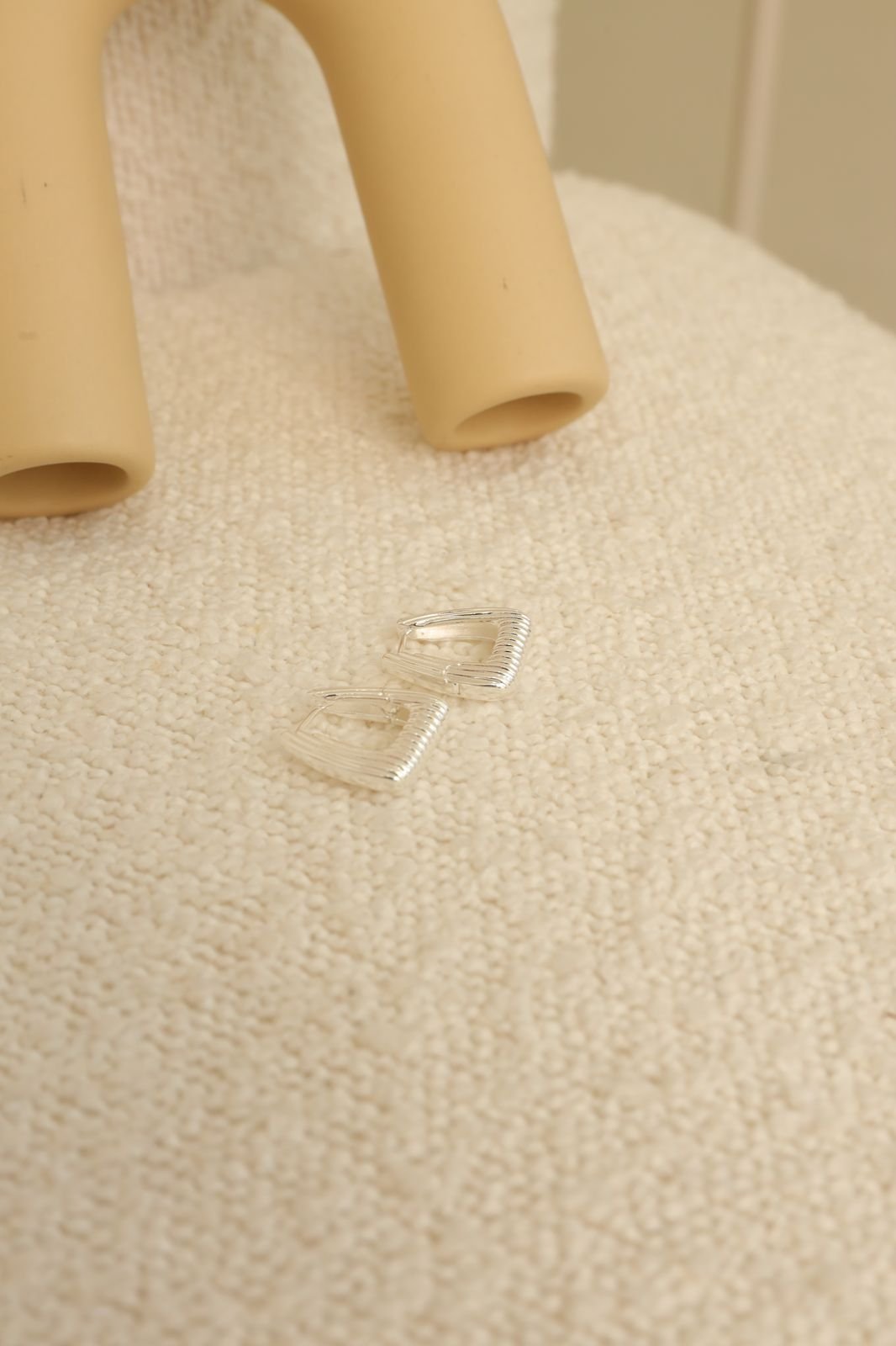 Brinco Traço Fino em Semi Joia Banhado á PRATA