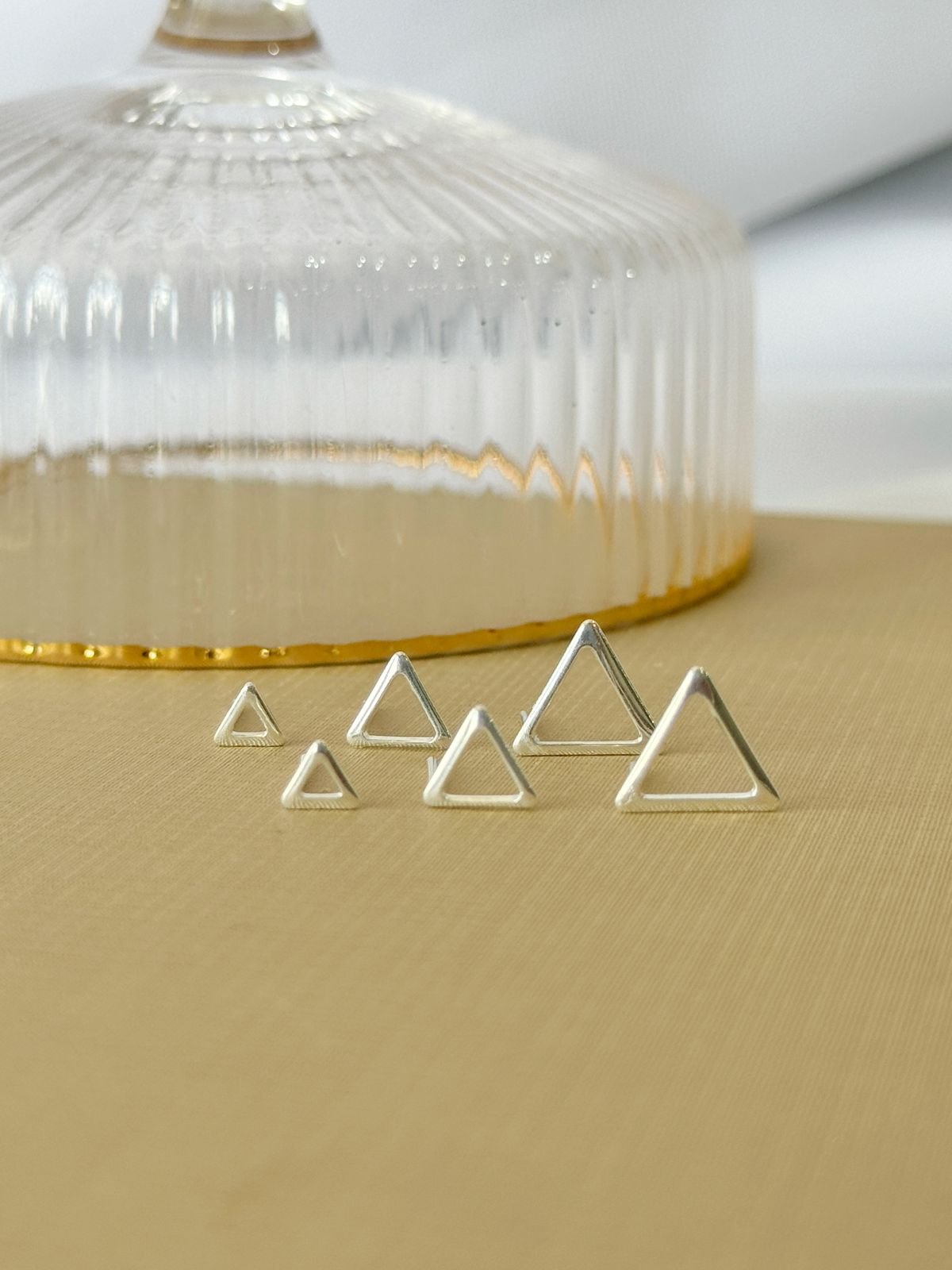 BRI87 Brinco trio triângulo Folheado