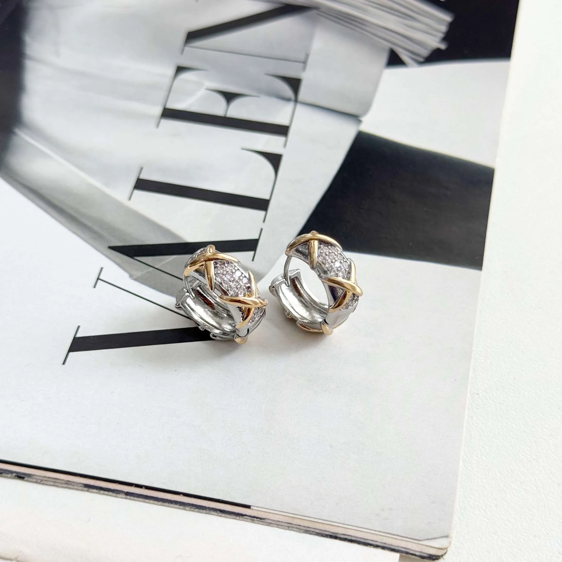 Brinco Argola Cravejada Mix de Banho Folheado