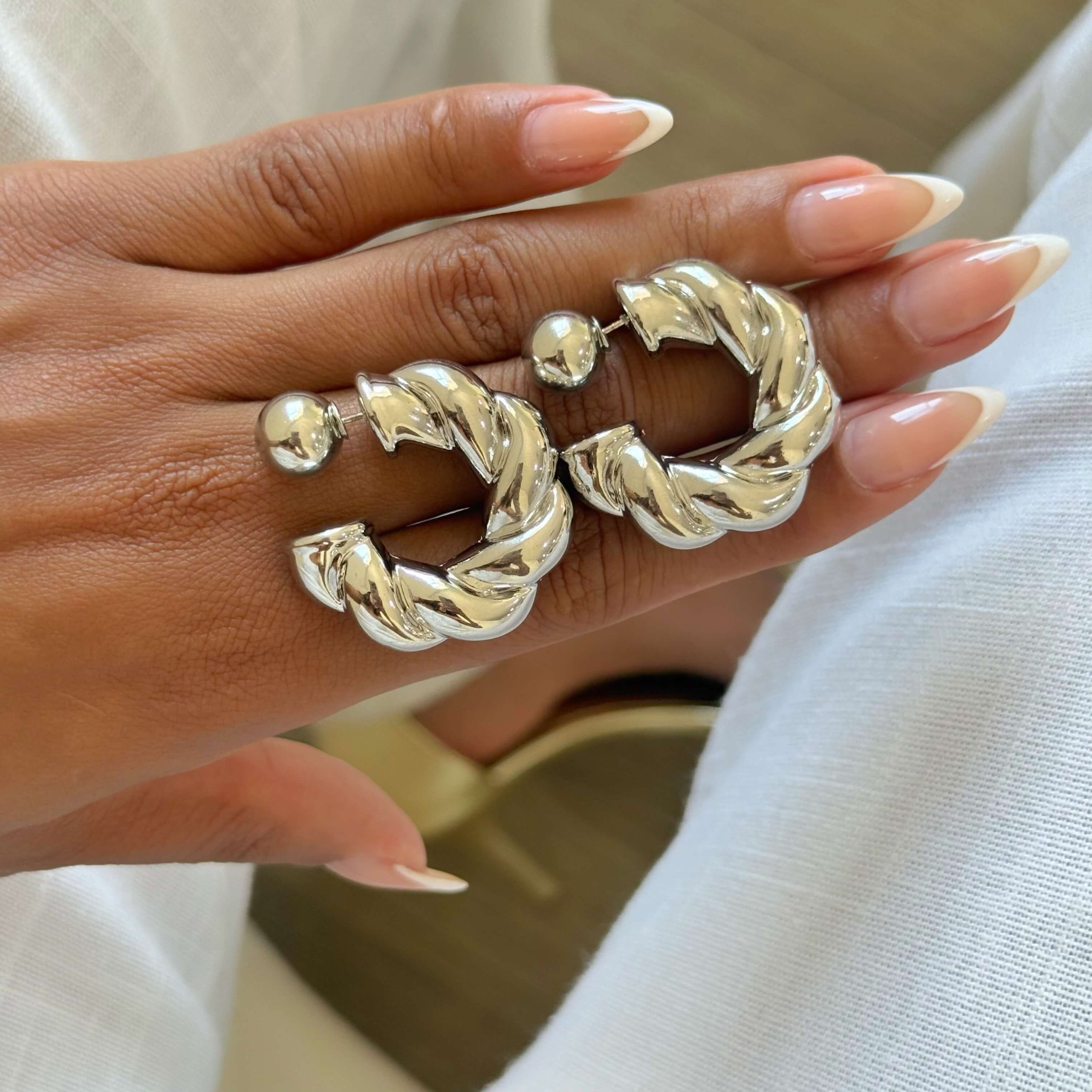 Brinco Argola Torcida com Tarracha de Esfera Folheado