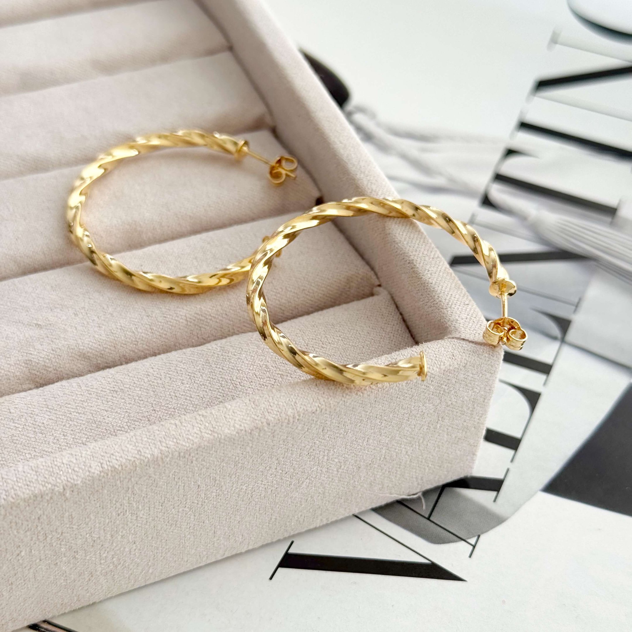 Brinco Argola Torcida Lisa Semi Joia