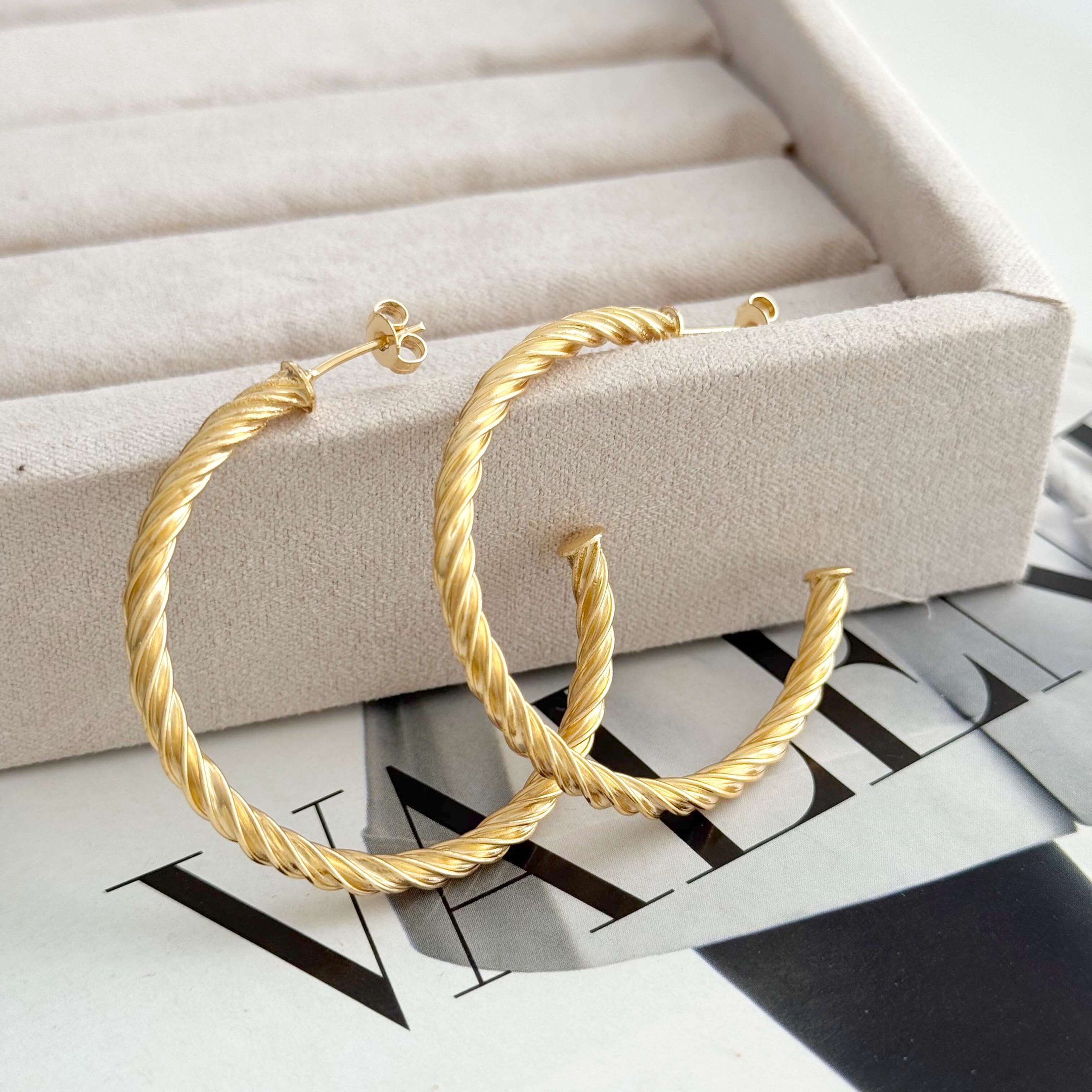 Brinco Argola Torcida Listras Semi Joia