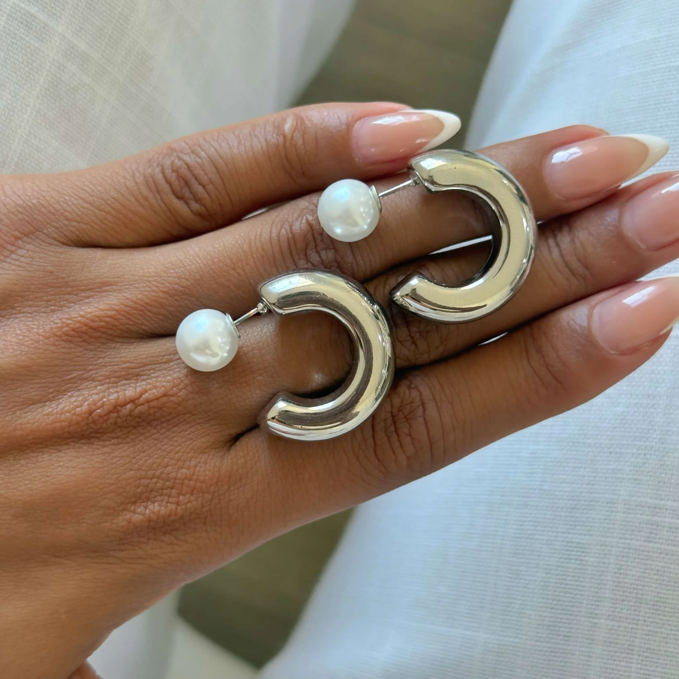 Brinco Argola Tubo P com Tarracha de Pérola