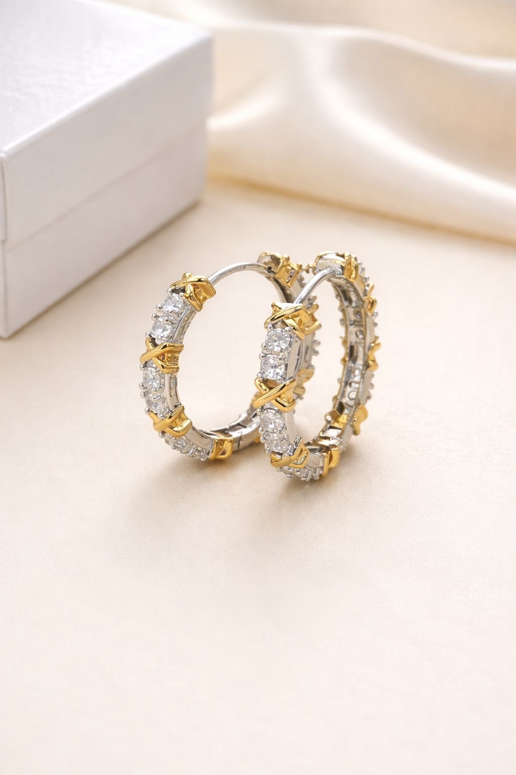 Brinco Argola X com Zircônias Cravejadas Mix de Banho Semijoia