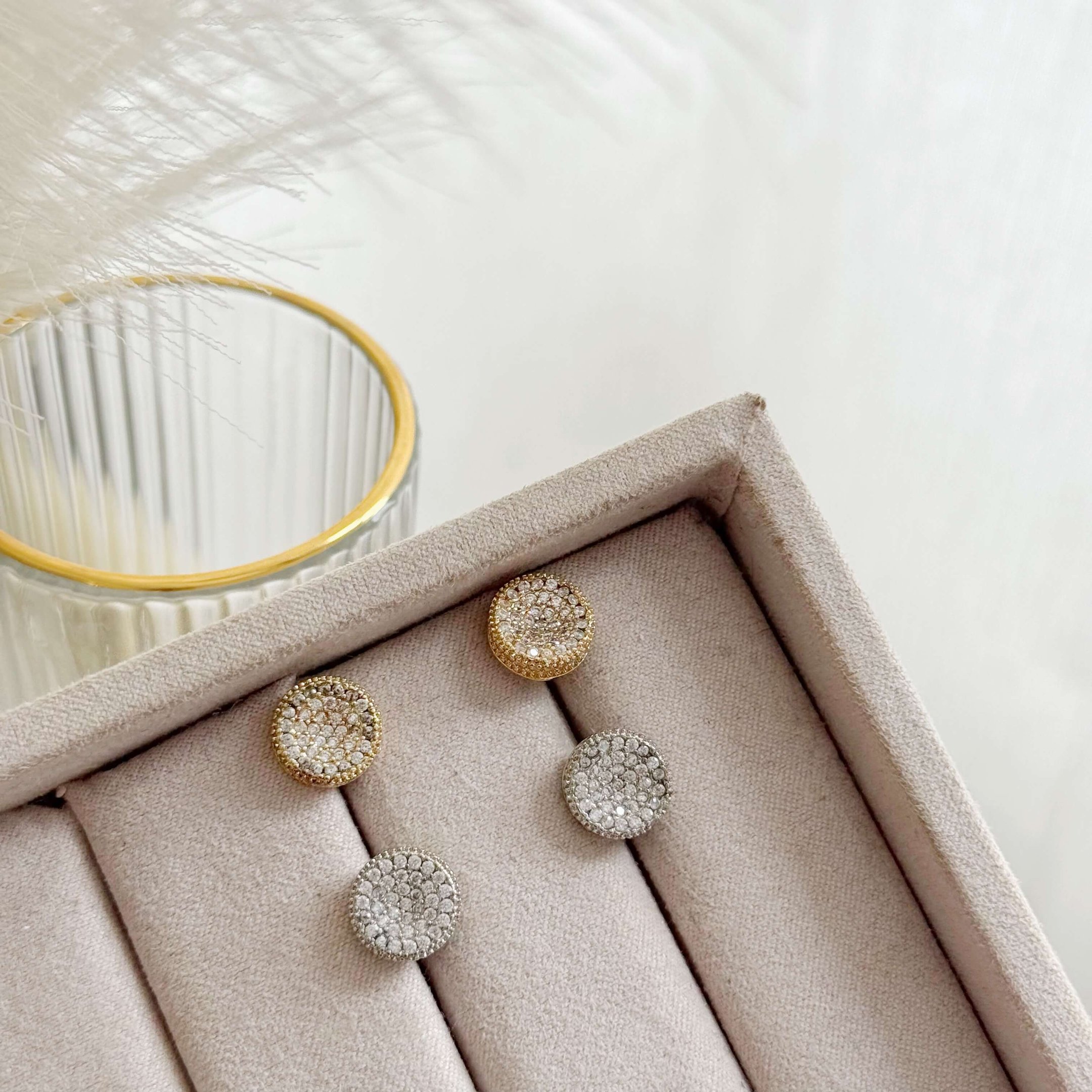 Brinco Botão com Zircônias Cravejadas Folheado