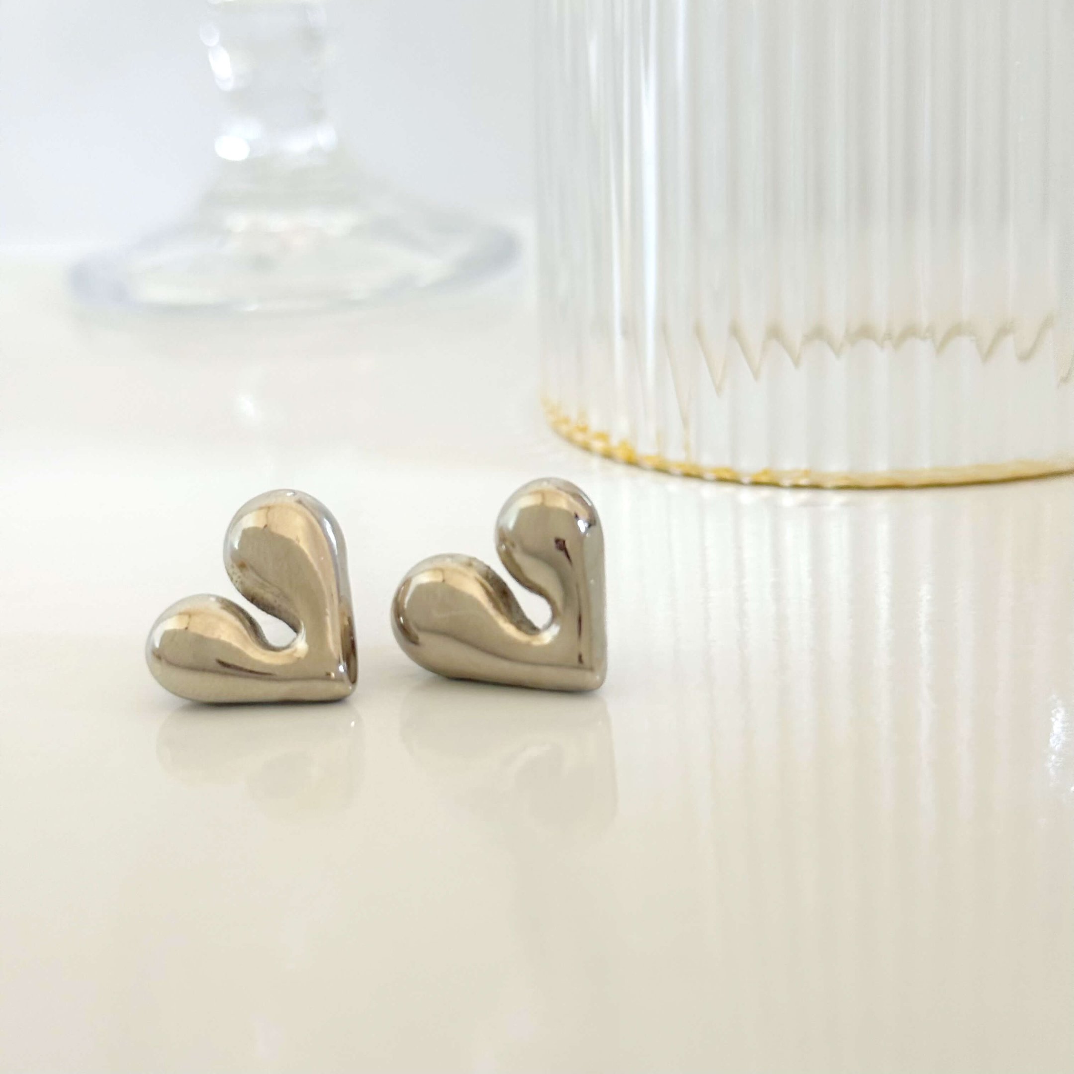 Brinco coração bold semi joia em aço