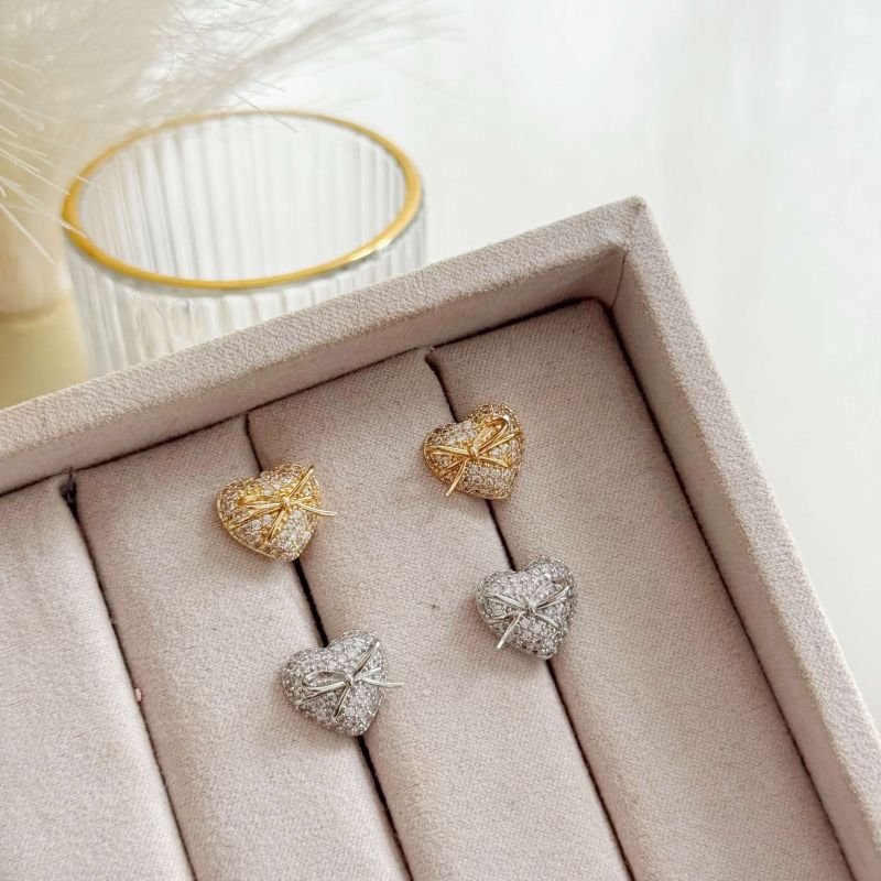 Brinco Coração Laço com Zircônias Cravejadas Folheado