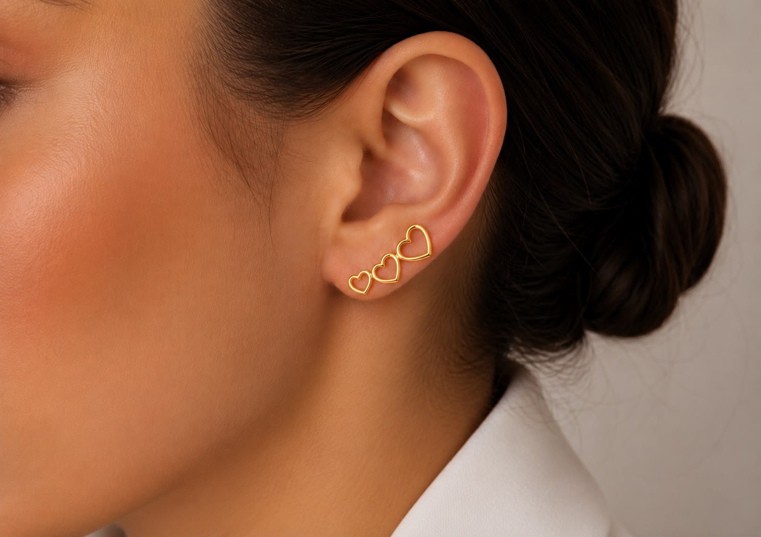 Brinco Earcuff Três Corações Folheado