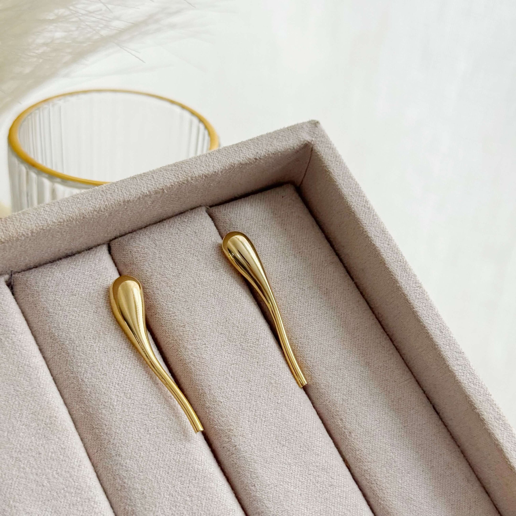 Brinco Fio Gota Semi Joia Banhada a Ouro