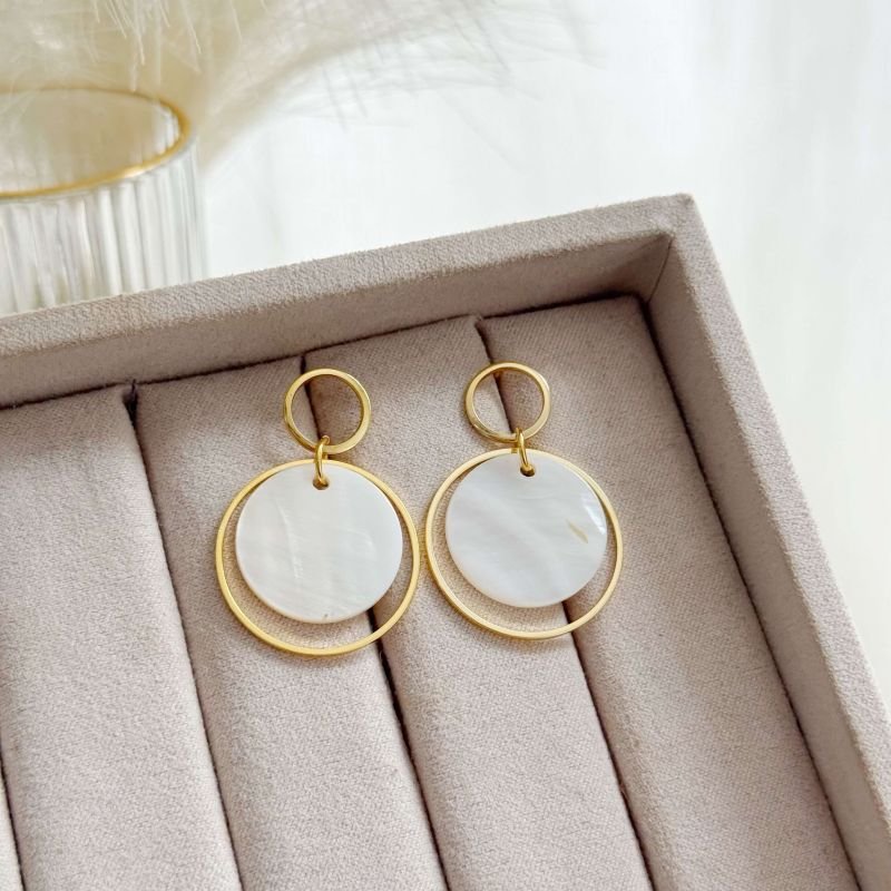 Brinco Fio Pérola Redondo Folheado a Ouro 18K