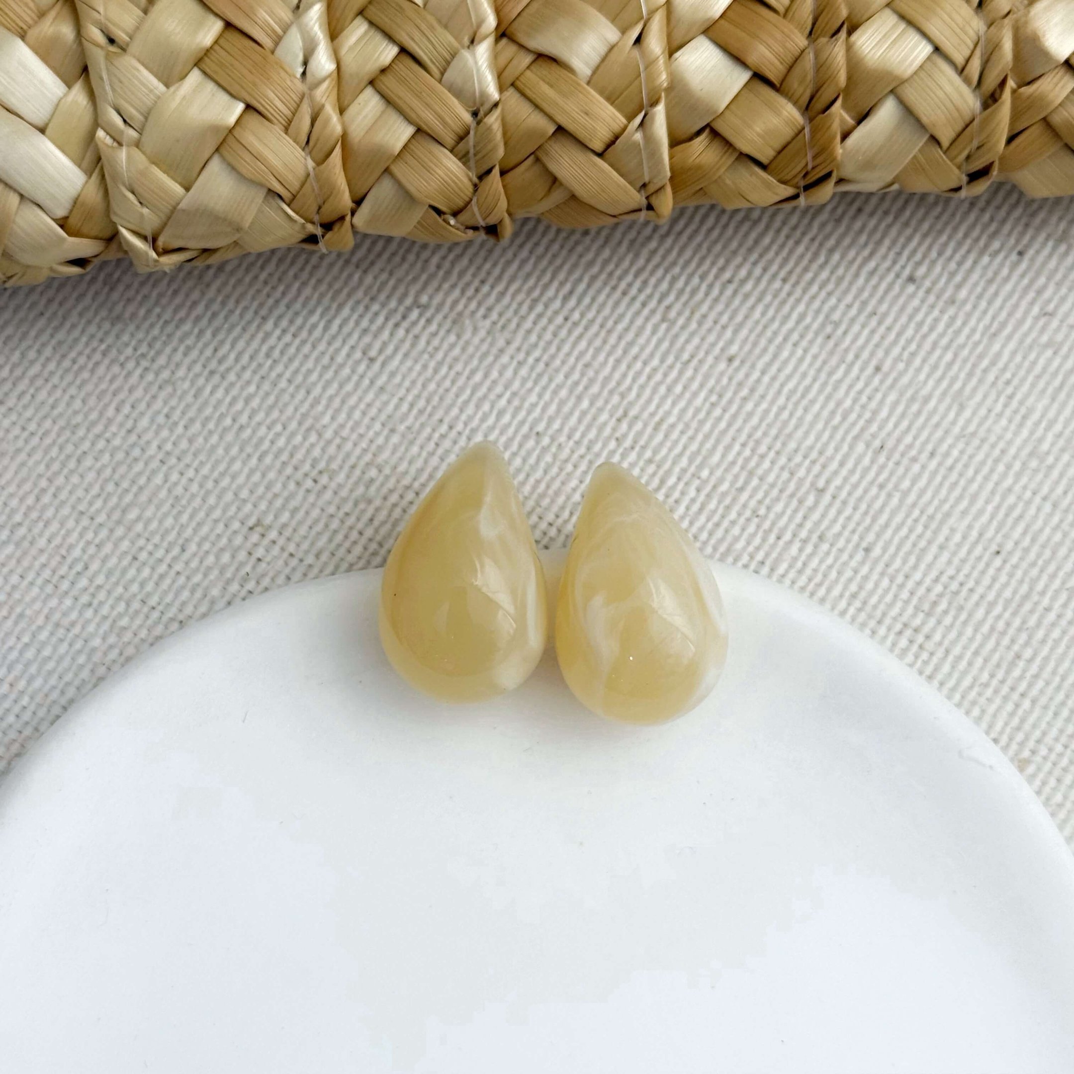 Brinco Gota Nude Perolado Folheado