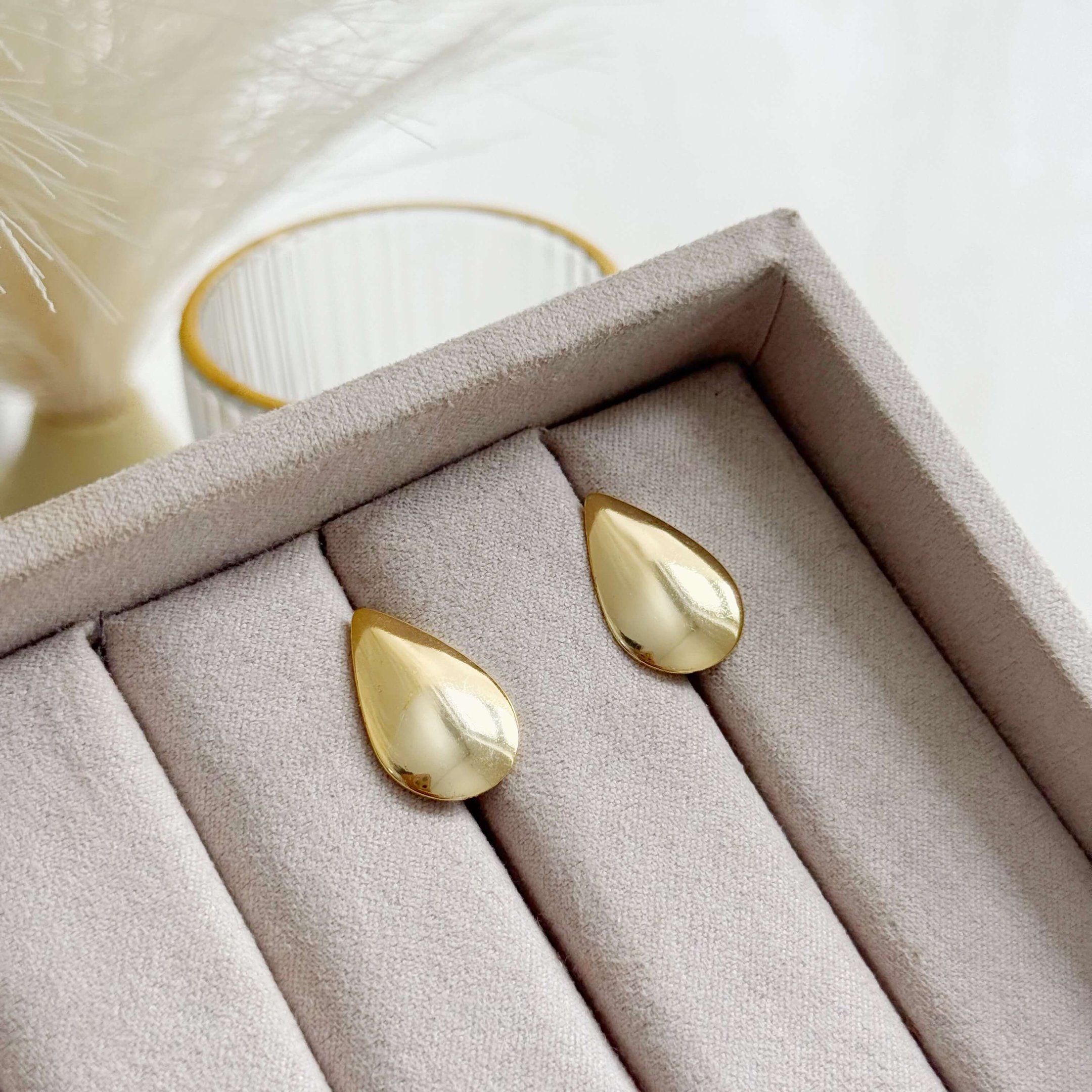 Brinco Gota Semi Joia Banhada a Ouro