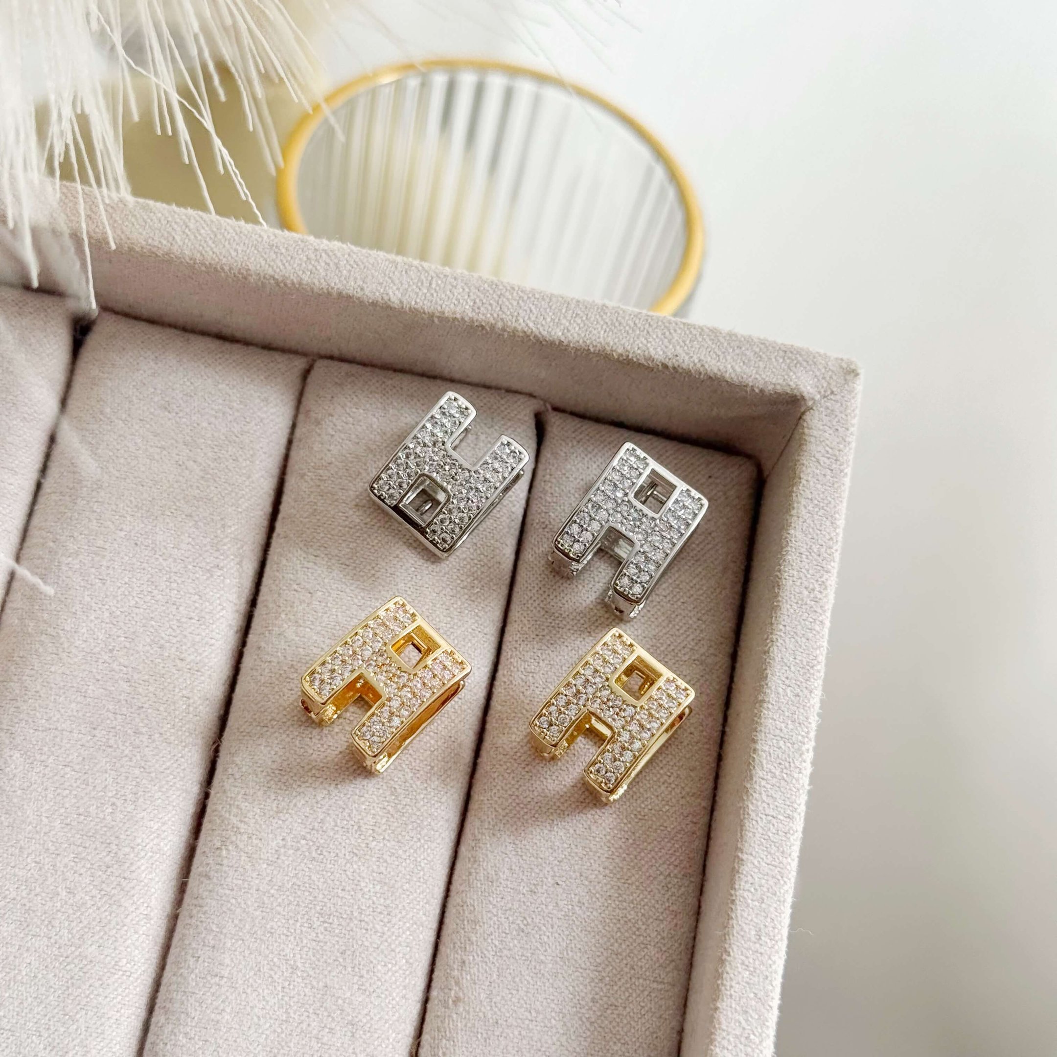 Brinco H com Zircônias Cravejadas Folheado