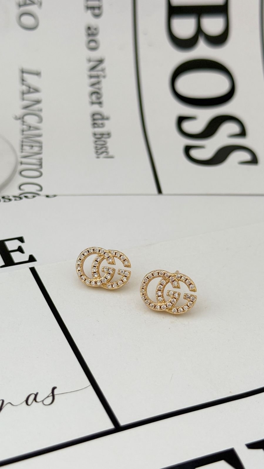 Brinco Insp G Cravejado em Semi Joia Banhado á OURO