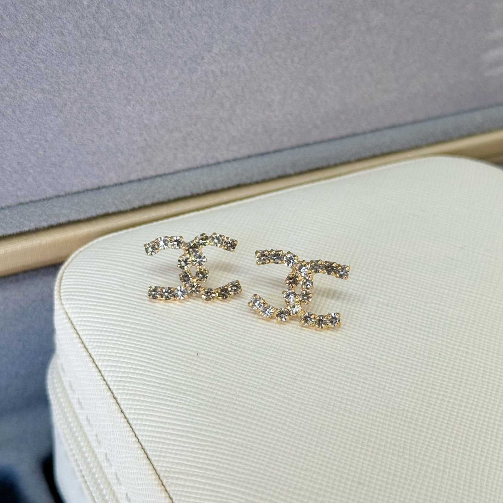 Brinco Inspiração CH Cravejado com Zircônias Folheado