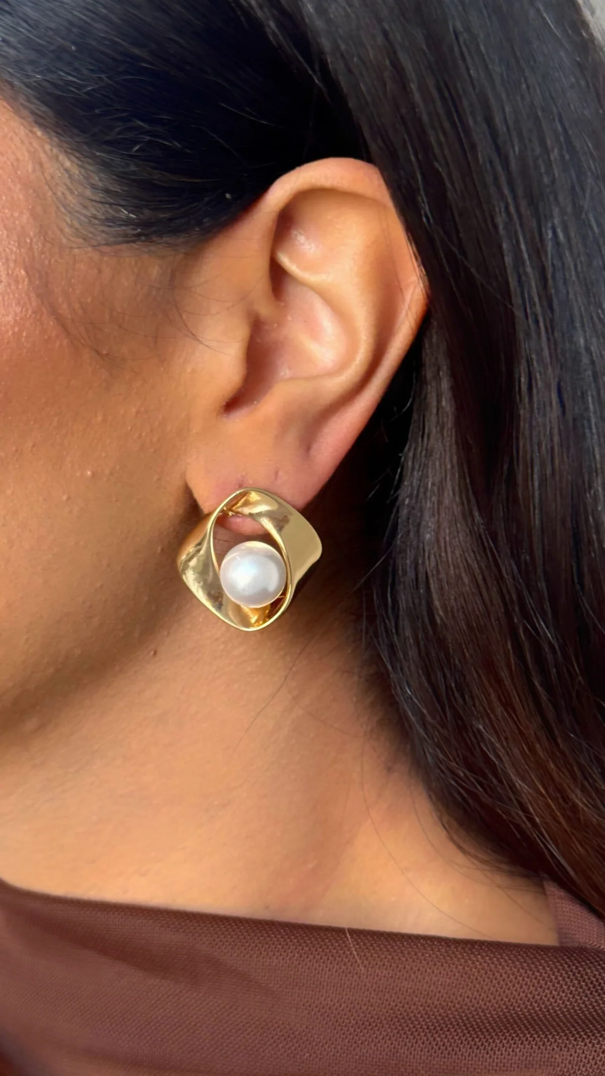 Brinco Pérola Esculpida Folheado a Ouro 18K ou Prata