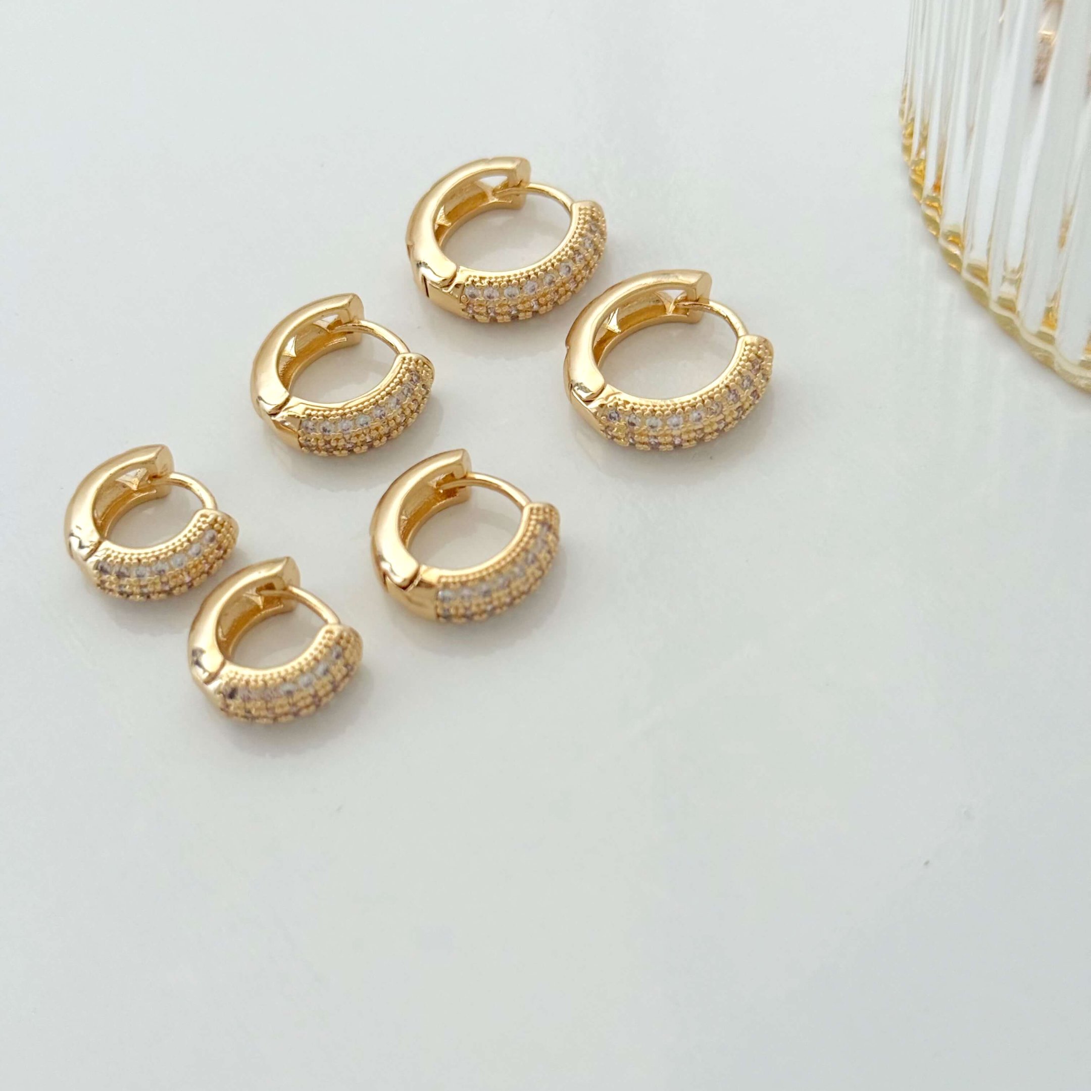 Brinco trio de argolinhas com zircônia cravejadas folheado