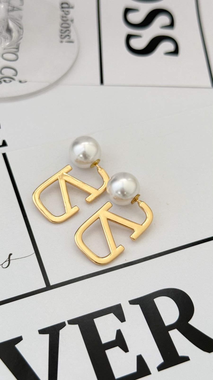 Brinco V com Pérola em Semi Joia Banhado á OURO