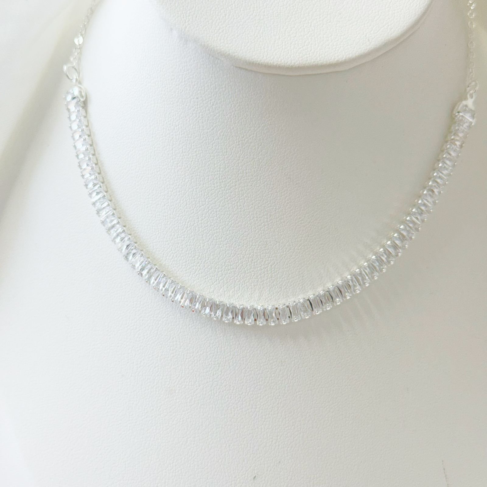 Colar choker riviera baguete semi joia banhada no prata 925