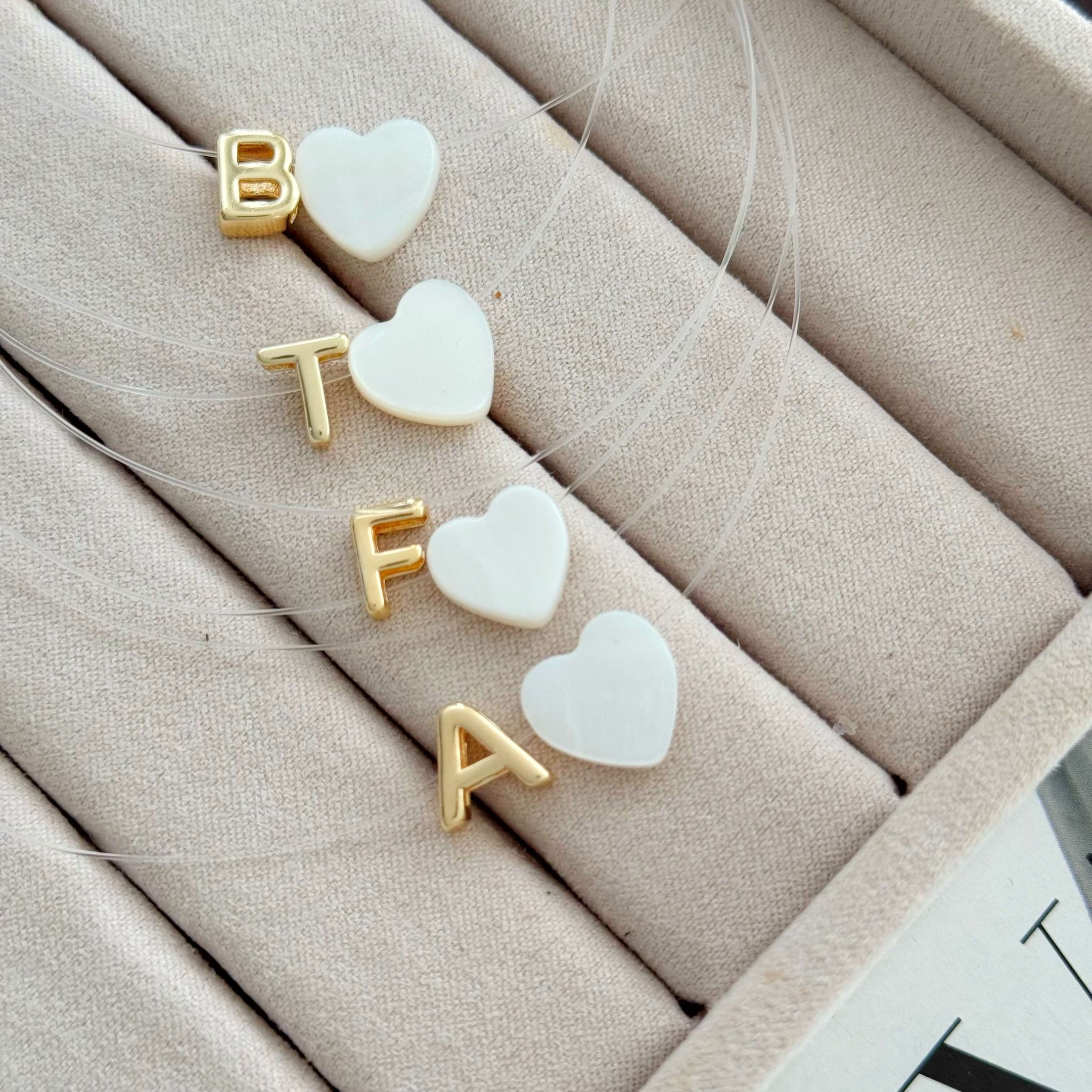 Colar Inicial Madre Pérola Coração Semi Joia