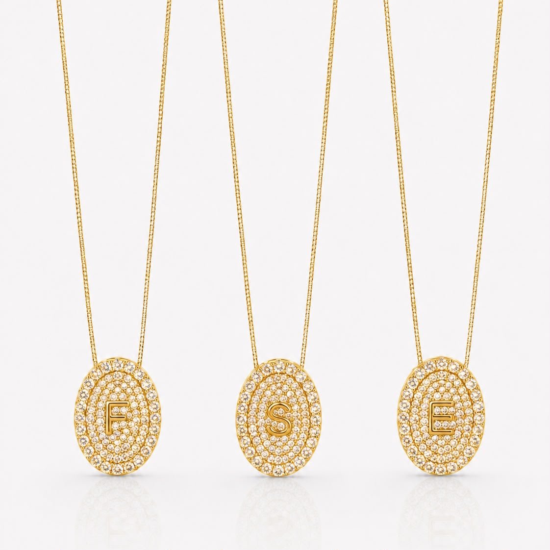 Colar Medalha Inicial com Zircônias Cravejadas Folheado a Ouro
