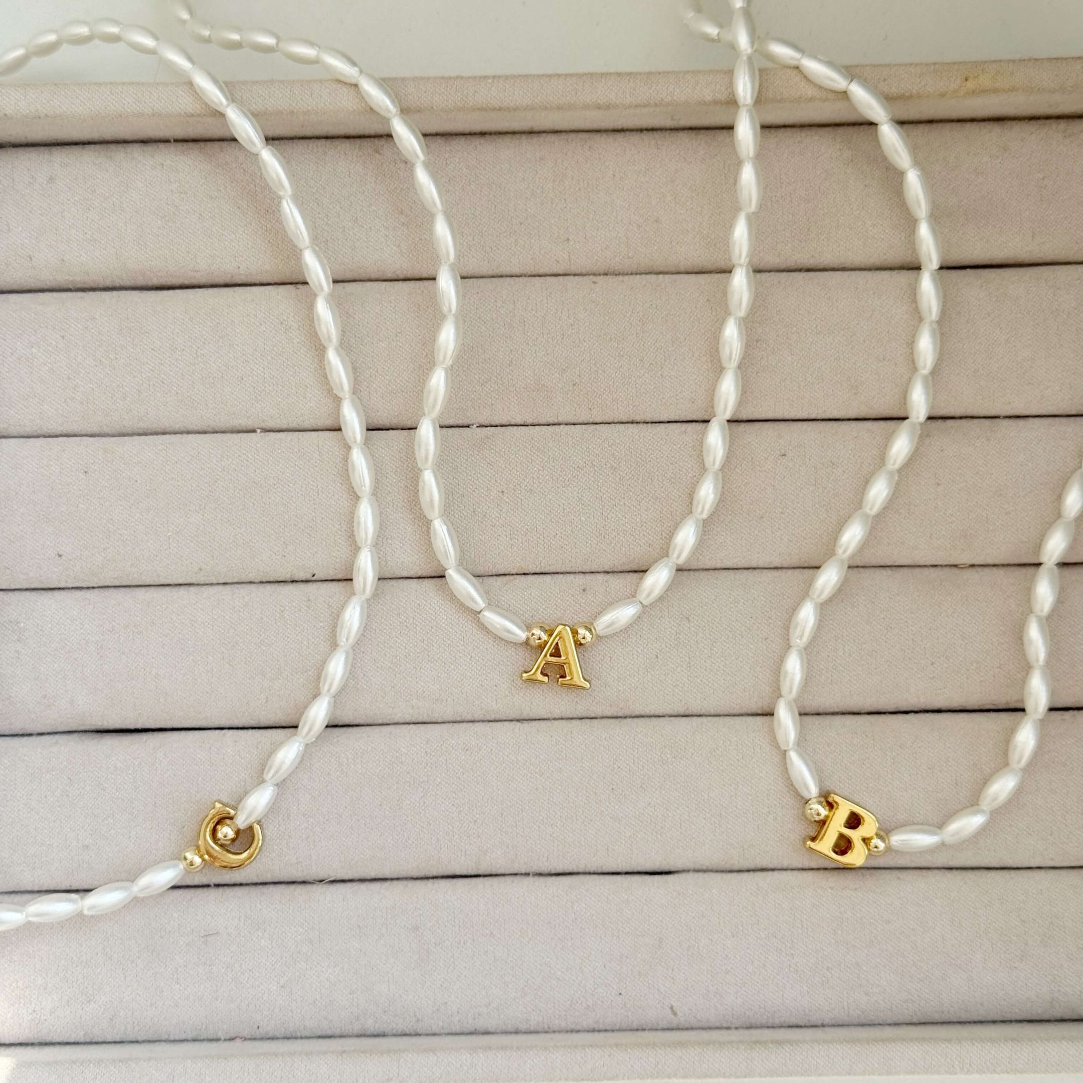 Colar Pérola com Inicial Semi Joia Banhado a Ouro