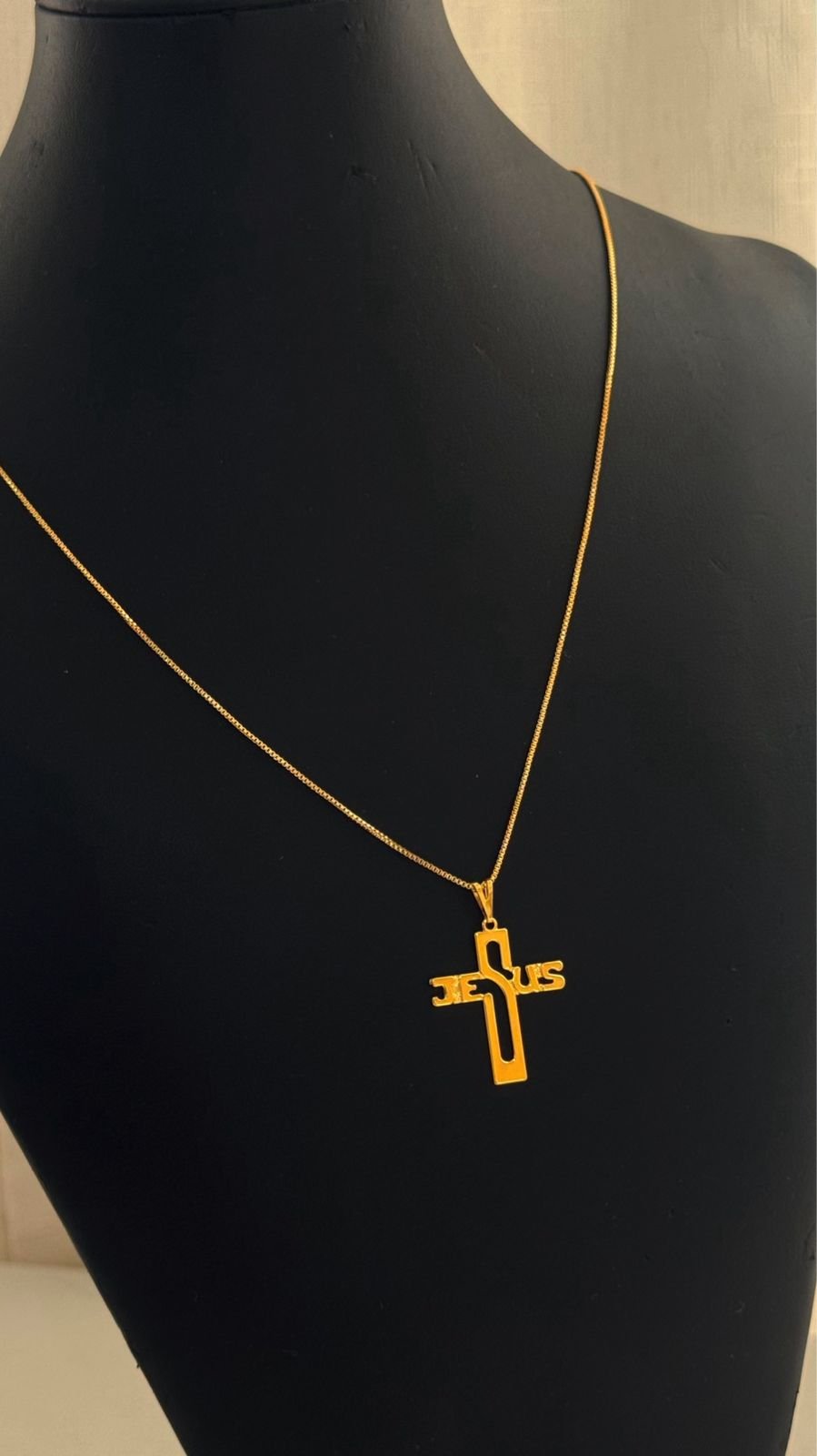 Colar Veneziana com Pingente de Cruz Jesus Semi Jóia Banhado