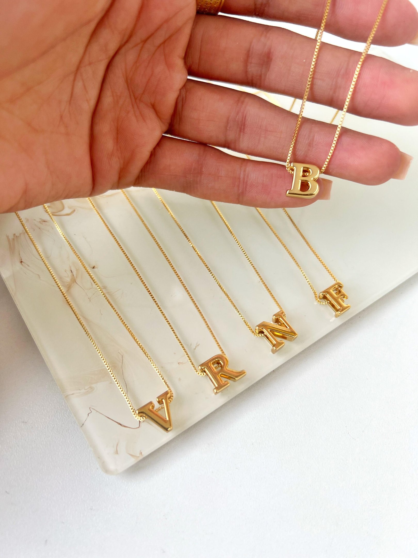 Colar inicial veneziana semi joia