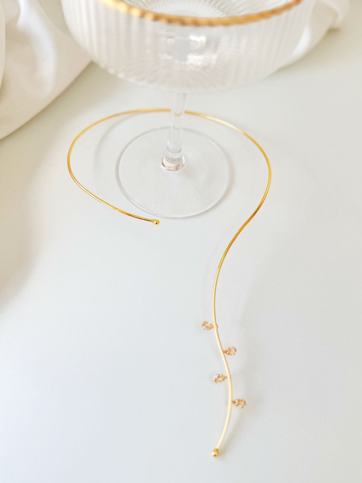 COLR164 Colar fio com pedras cravejadas Folheado