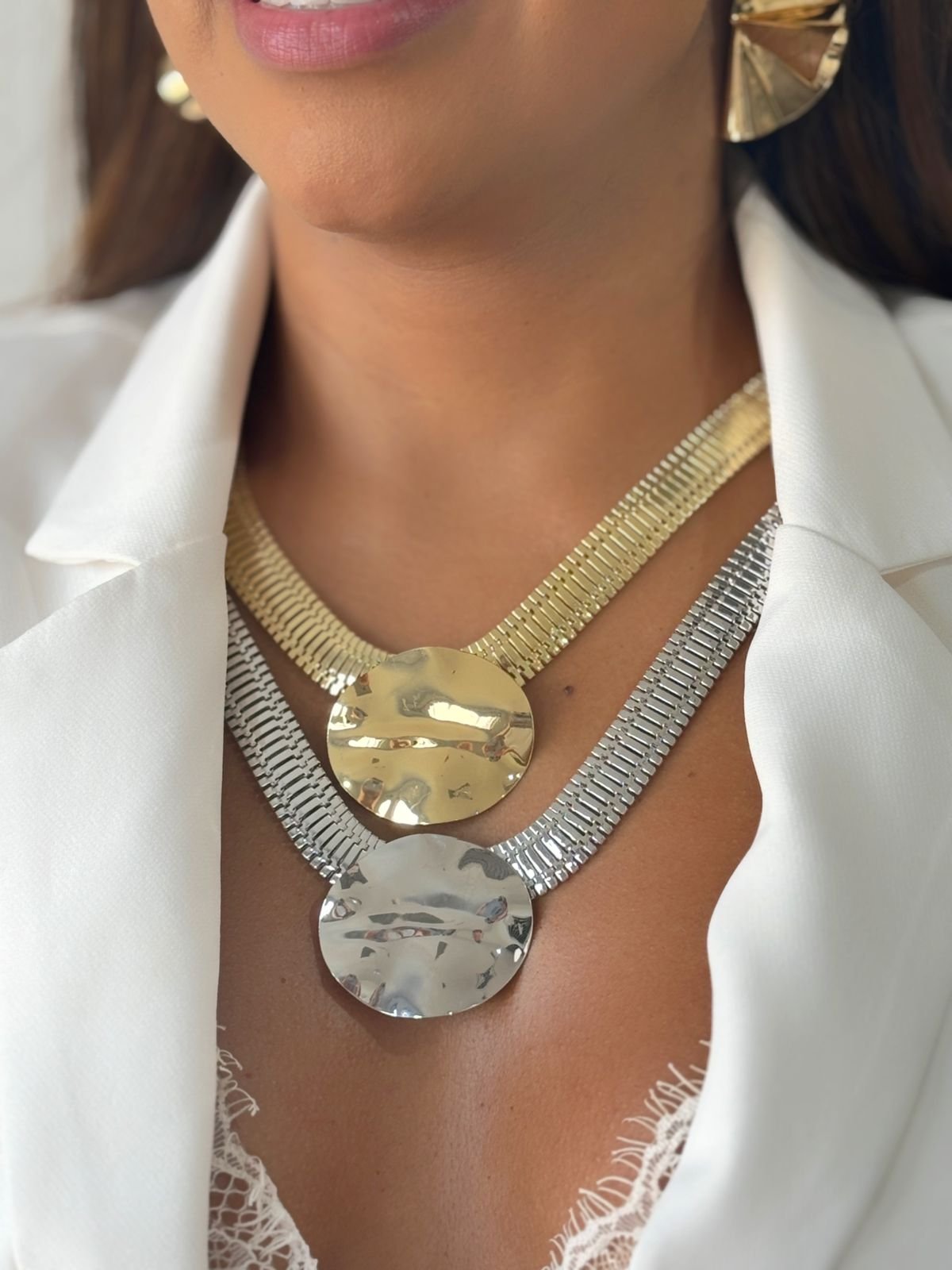 COLR173 Colar choker gold balls martelada Folheado