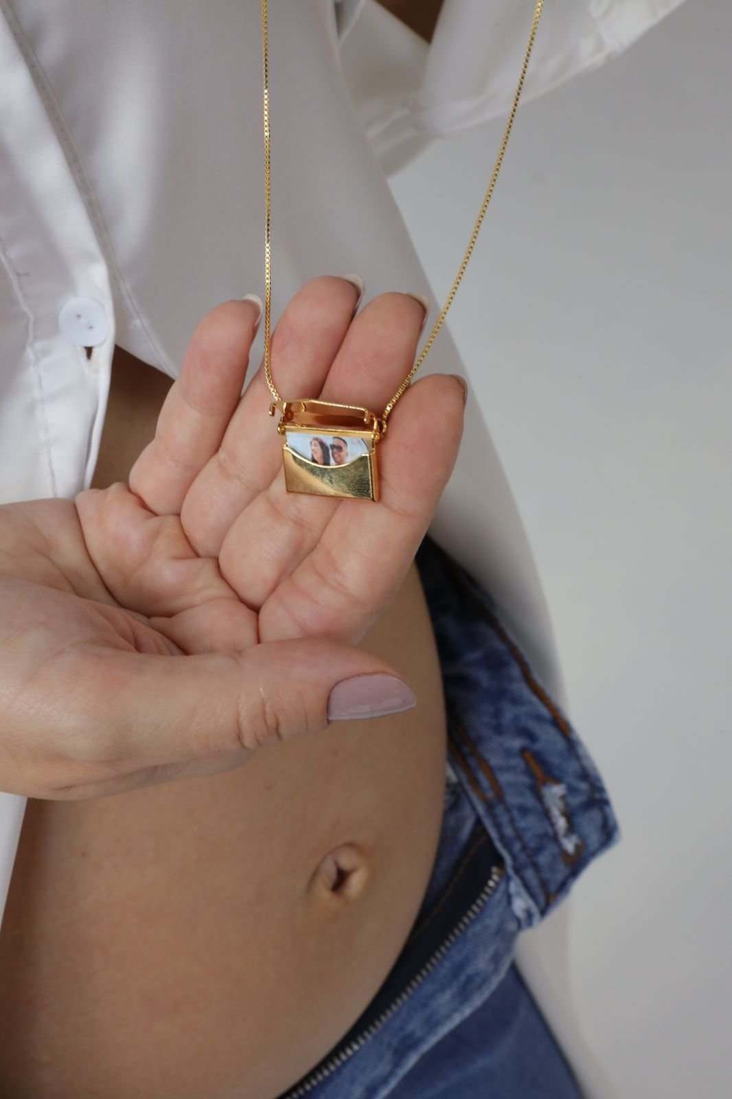 Colar Relicário Carta em Semi Joia