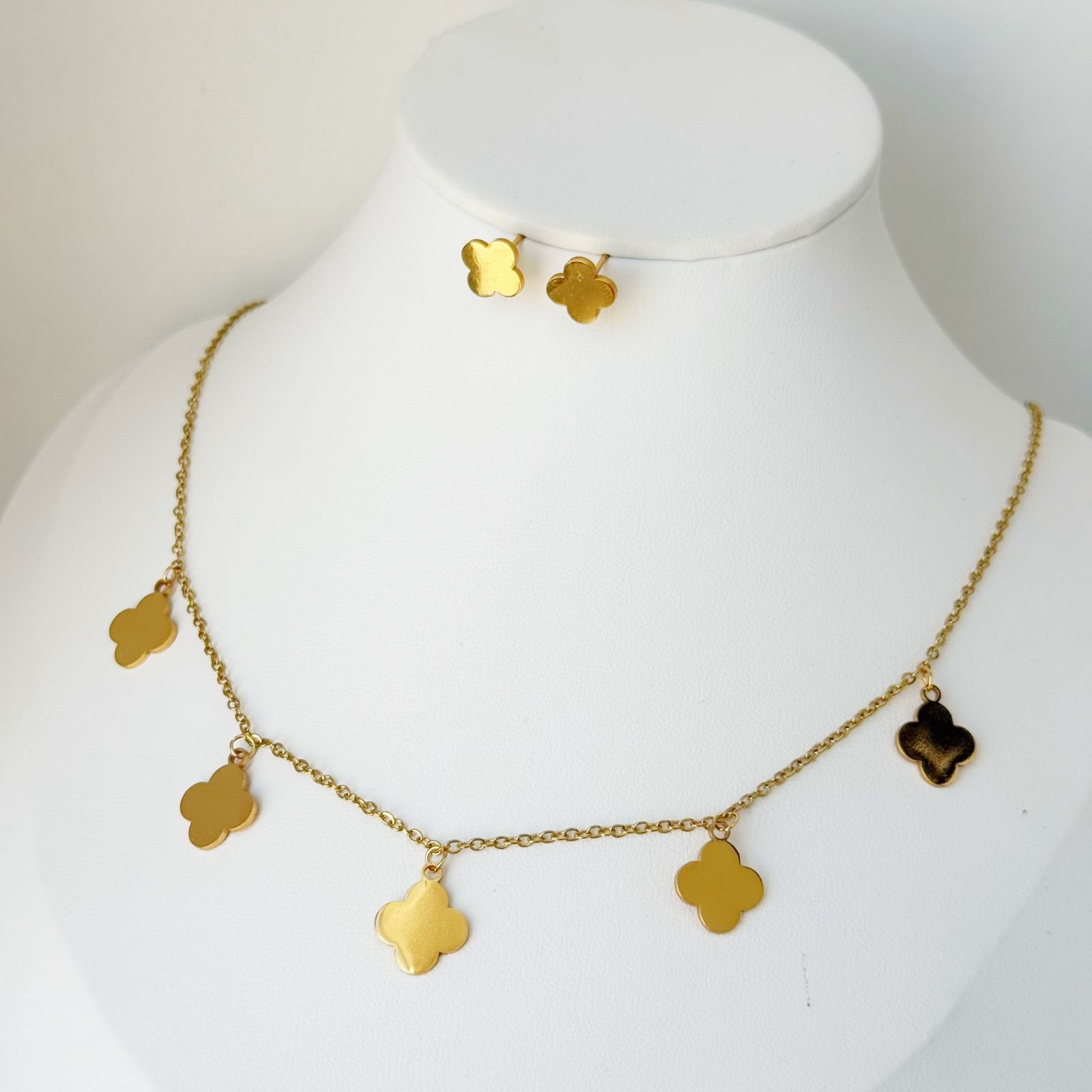 Conjunto Choker Trevo Liso Aço Dourado