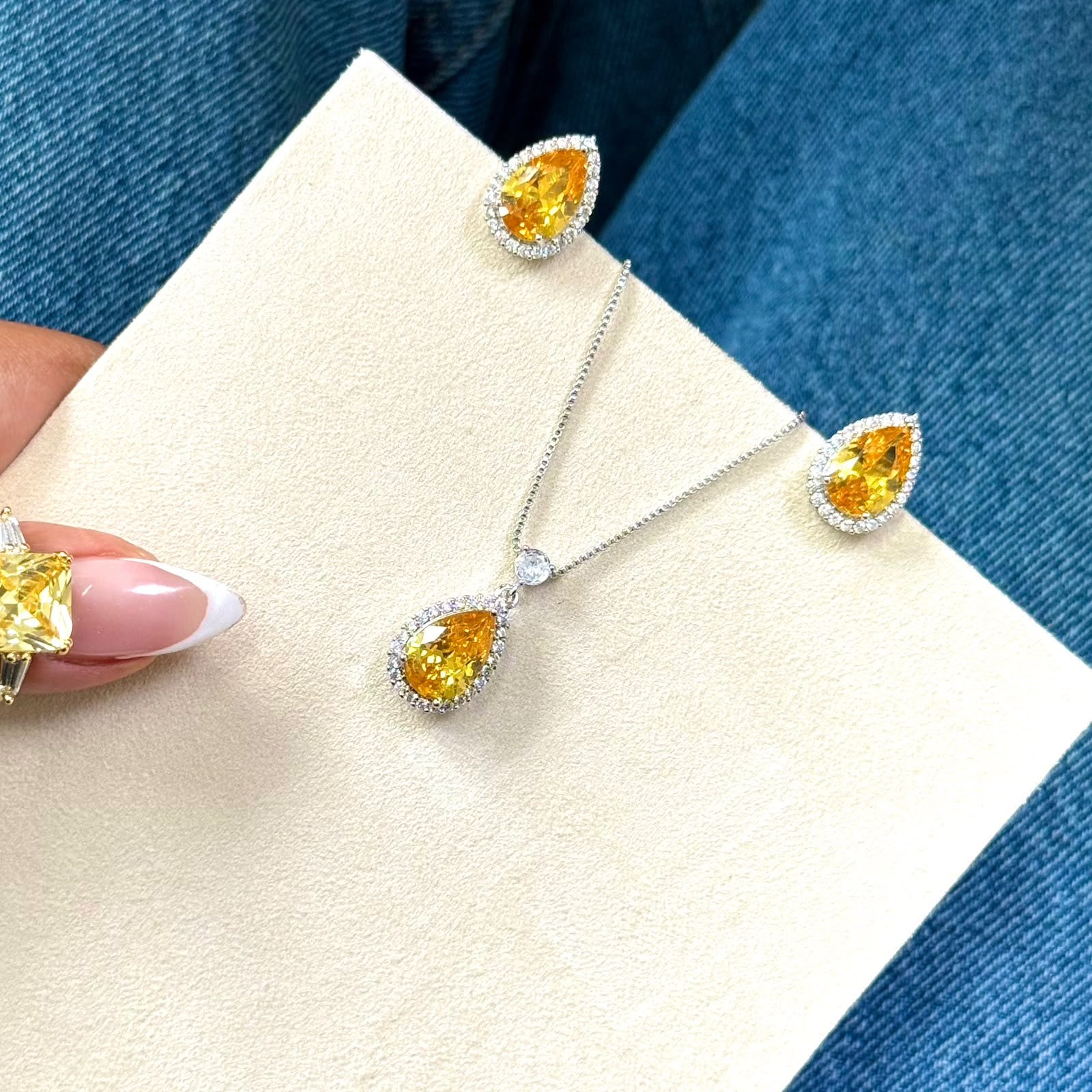Conjunto Gota Amarelo com Ponto de Luz Semi Joia
