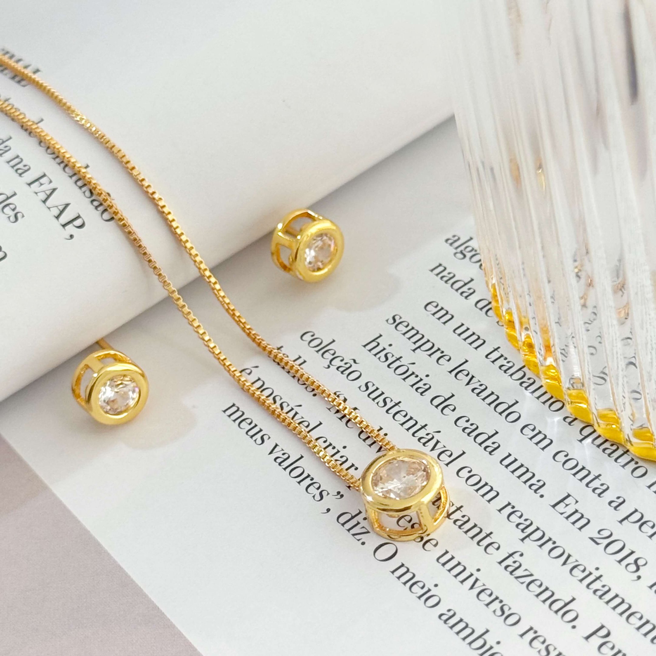 Conjunto Redondo Cristal Cravejado Banhado a Ouro 18K