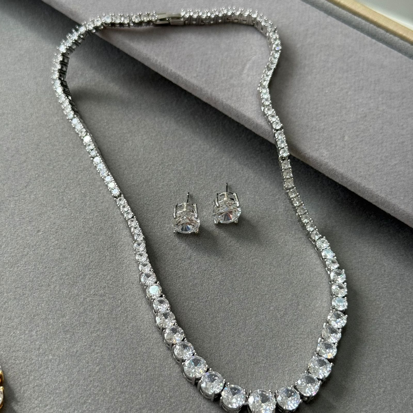 Conjunto Riviera Ponto de Luz Semi Joia com Zircônias Cravejadas