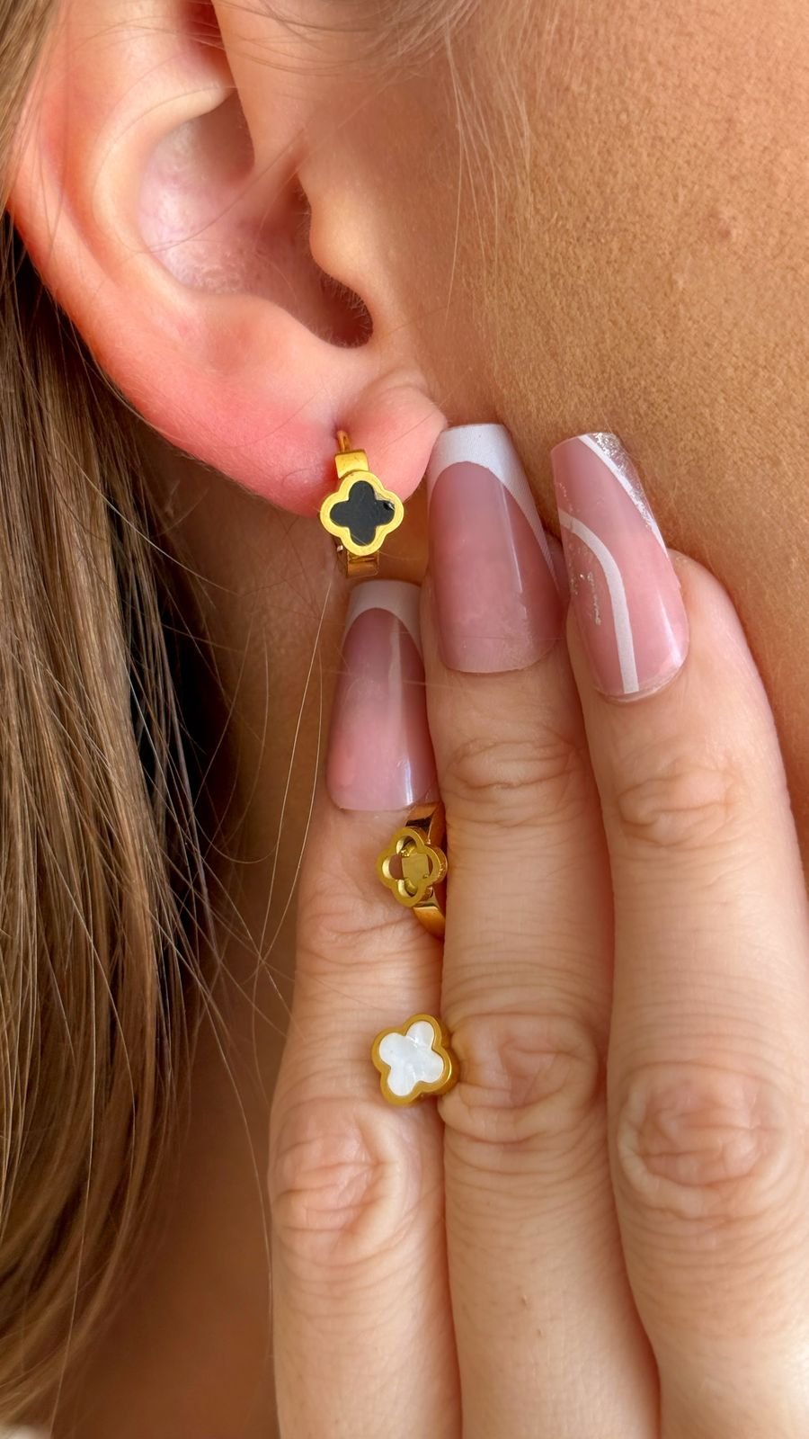 KIT Brinco Trevo Madre Pérola com Argolas de Trevo Resistente á Água