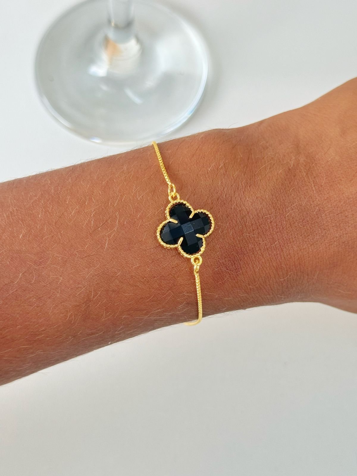 PUL15 Pulseira trevo cristal preto semi joia