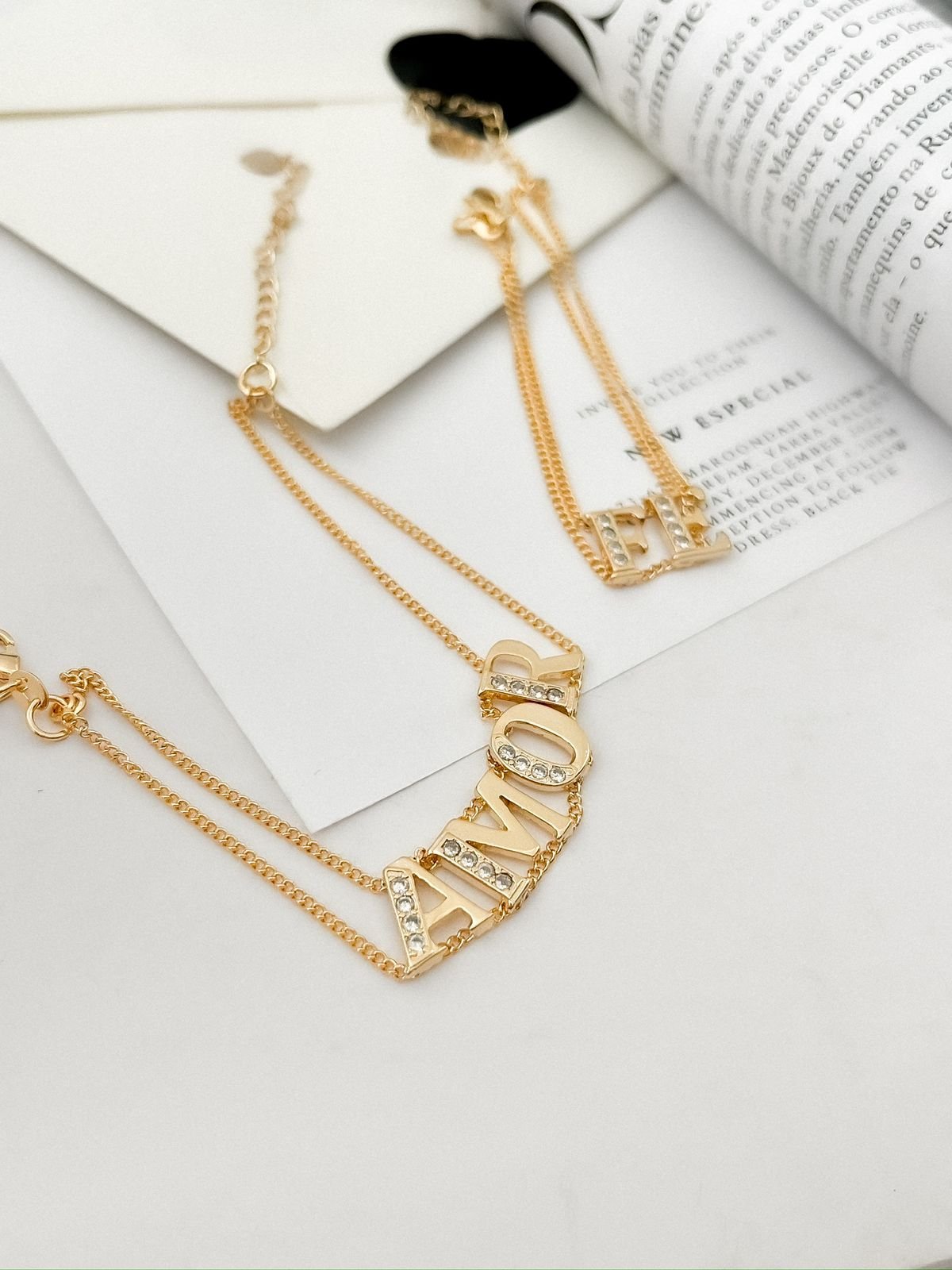 Pulseira escrita com zircônias cravejadas Semi jóia