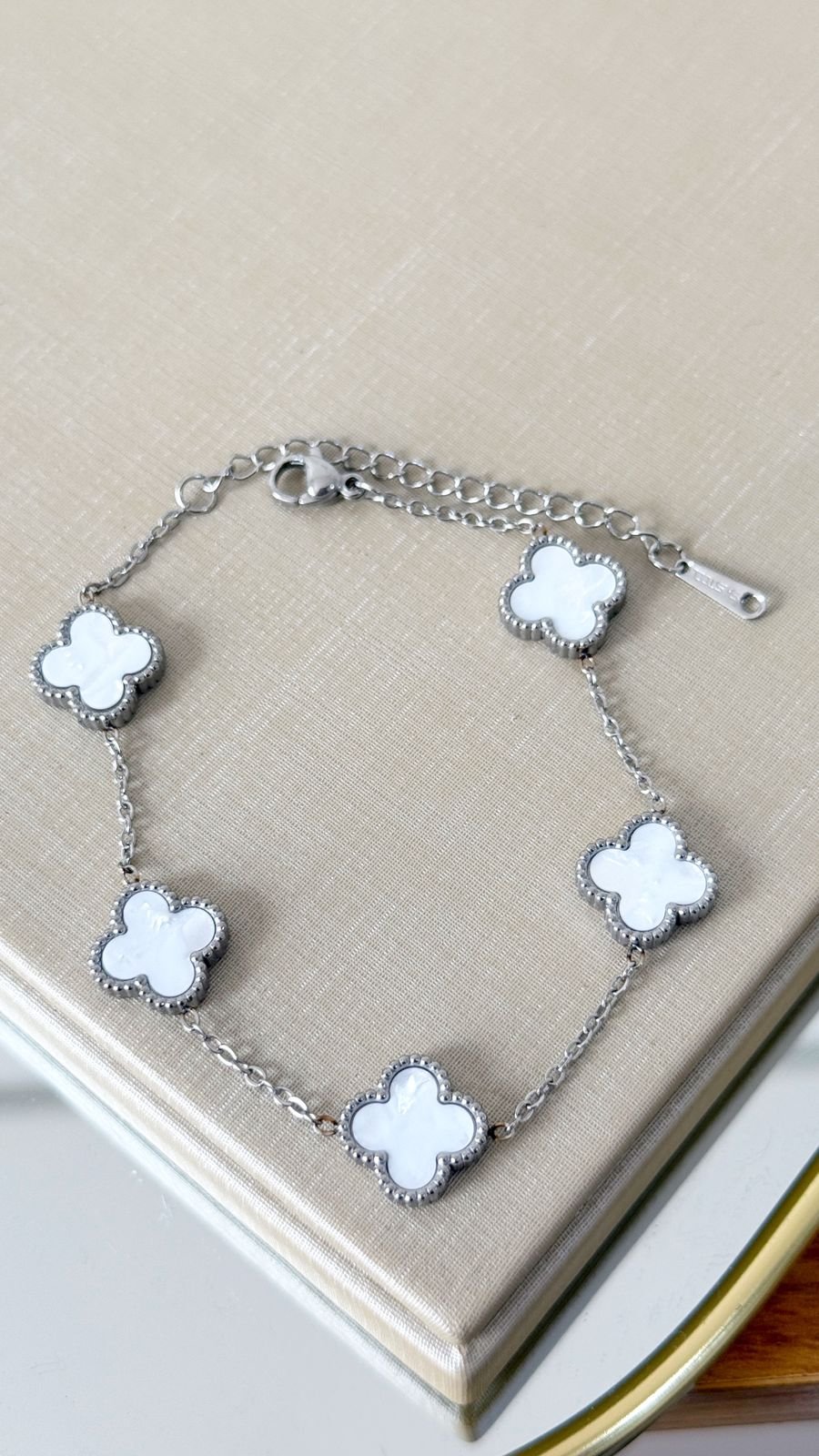 Pulseira Trevo Branco Prateado Resistente á Água
