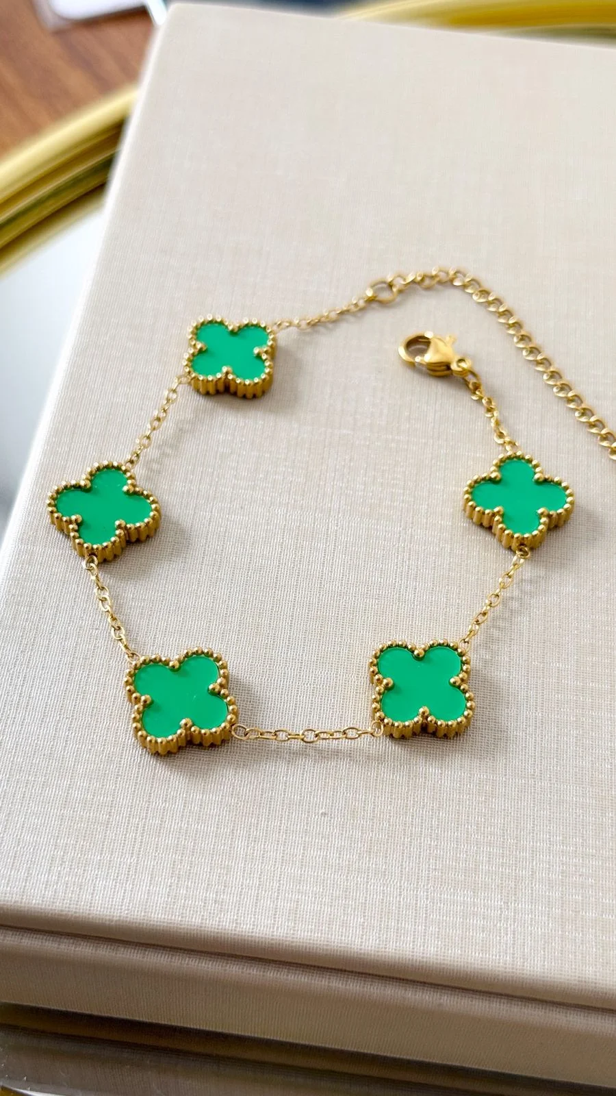 Pulseira Trevo Verde Dourado Resistente á Água