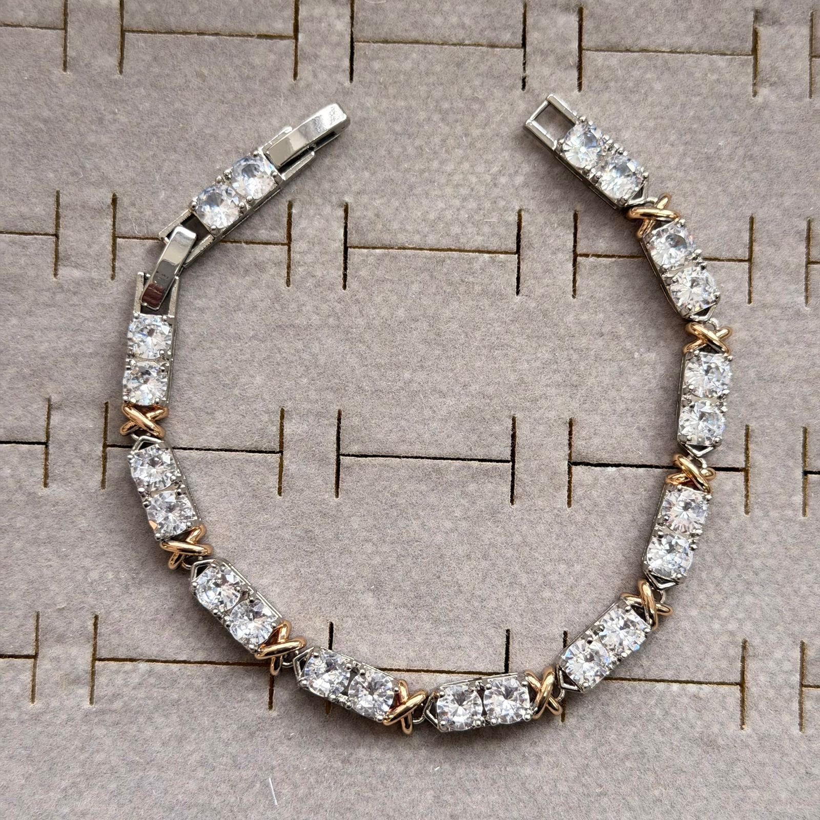 Pulseira X em Mix de Banho com Zircônias Cravejadas Fecho Duplo Semi Joia