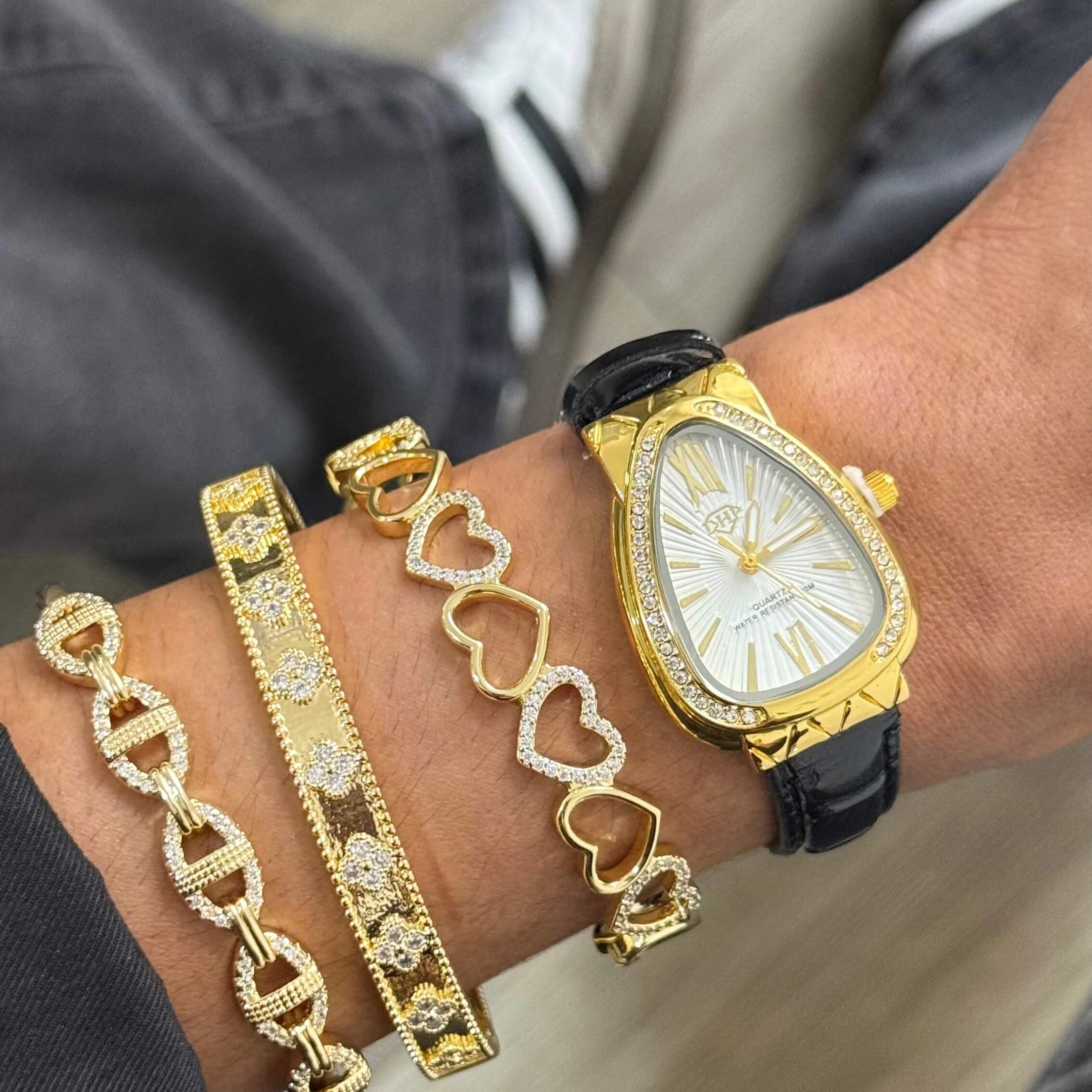 Relógio Feminino Folheado a Ouro com Zircônias e Pulseira de Couro Preto Design Assimétrico