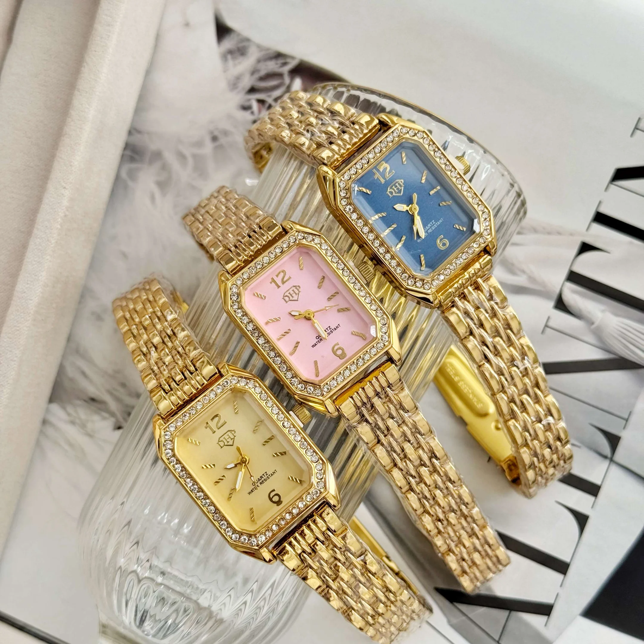 Relógio Quadrado Minimalista com Zircônias Cravejadas Dourado Resistente à Água