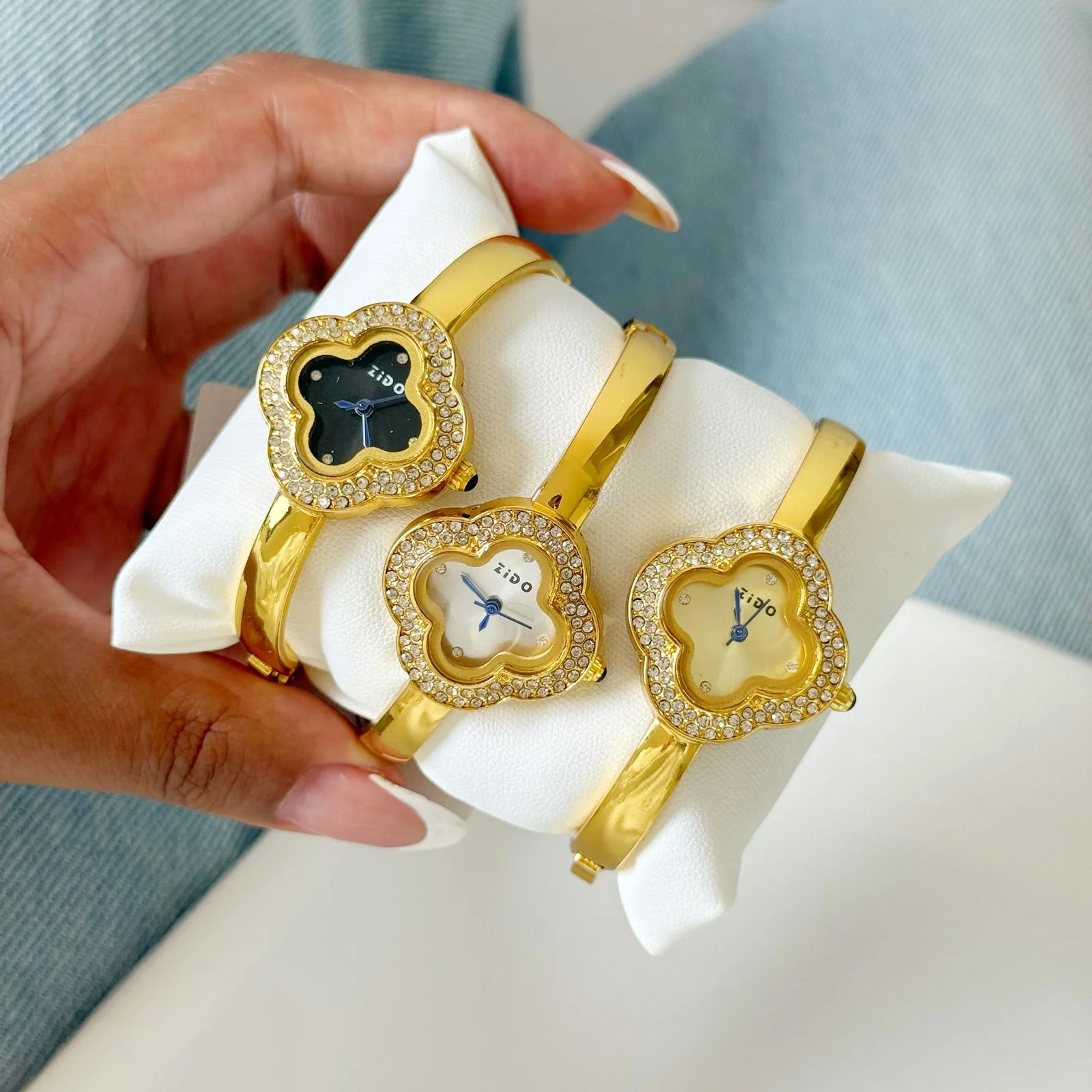 Relógio Trevo Bracelete com Zircônias Cravejadas Folheado